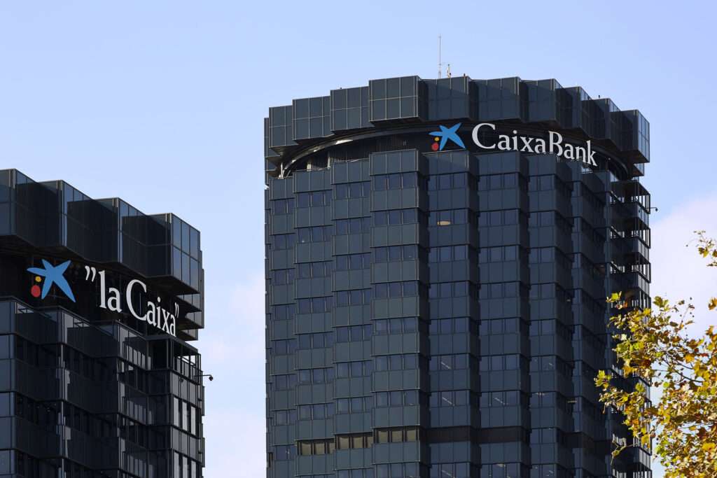 60404 La Agencia Española de Protección de Datos impone una sanción de 2.000.000 euros a CAIXABANK por recabar indebidamente el consentimiento de sus clientes para verificar su actividad profesional declarada mediante el acceso a los datos de la TGSS