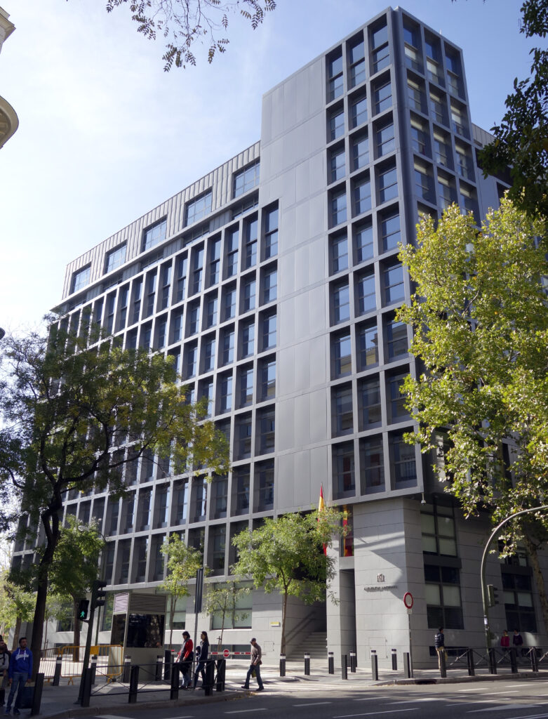 La Audiencia Nacional reduce la sanción que la AEPD impuso a Caixabank de 6 millones de euros a 2 millones de euros, por apreciar la existencia de un concurso medial