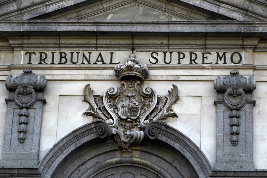 Sentencia del Tribunal Supremo por la que se ratifica la condena a dos años de cárcel del director de RRHH de una empresa que fotocopió información reservada (incluyendo el listado de clientes) sin autorización