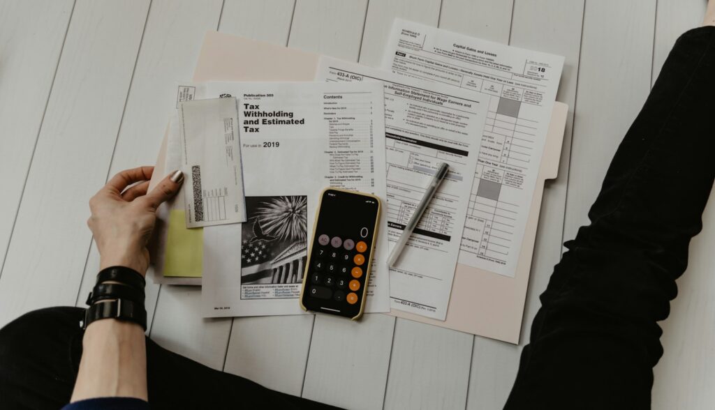 Revisión de documentación financiera con calculadora para la prevención del blanqueo de capitales